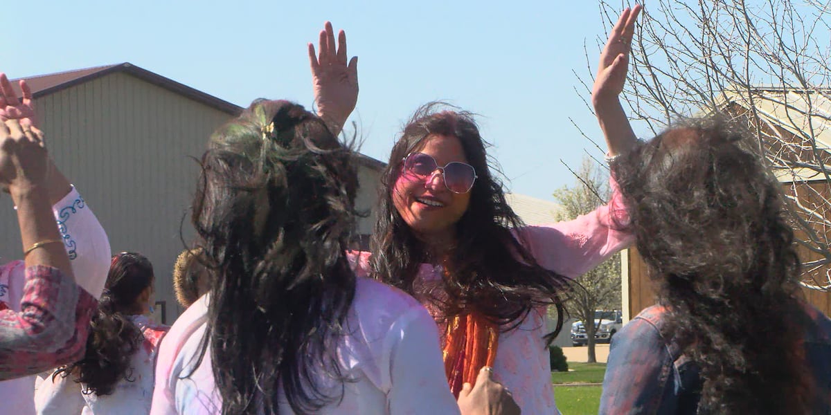 खुशी का भारतीय उत्सव सैकड़ों लोगों को ब्लूमिंगटन की ओर आकर्षित करता है